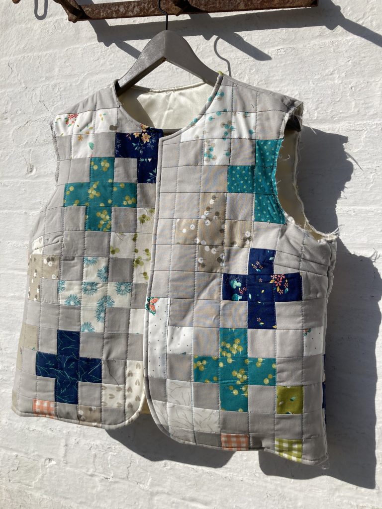 Vest syet af charm pack og ensfarvet