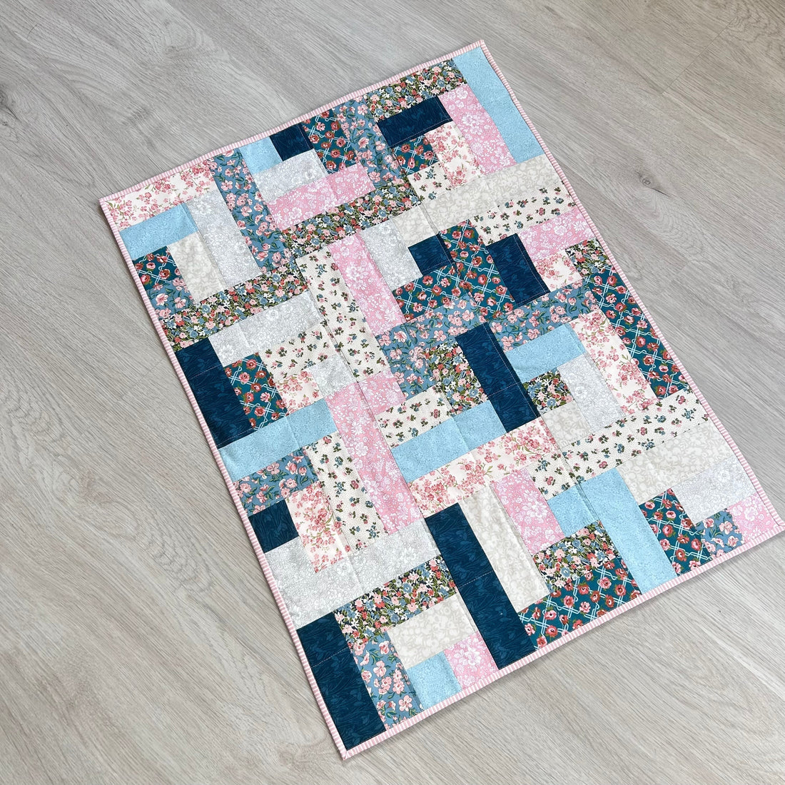 Sy en klassisk Log Cabin i Liberty Fabric