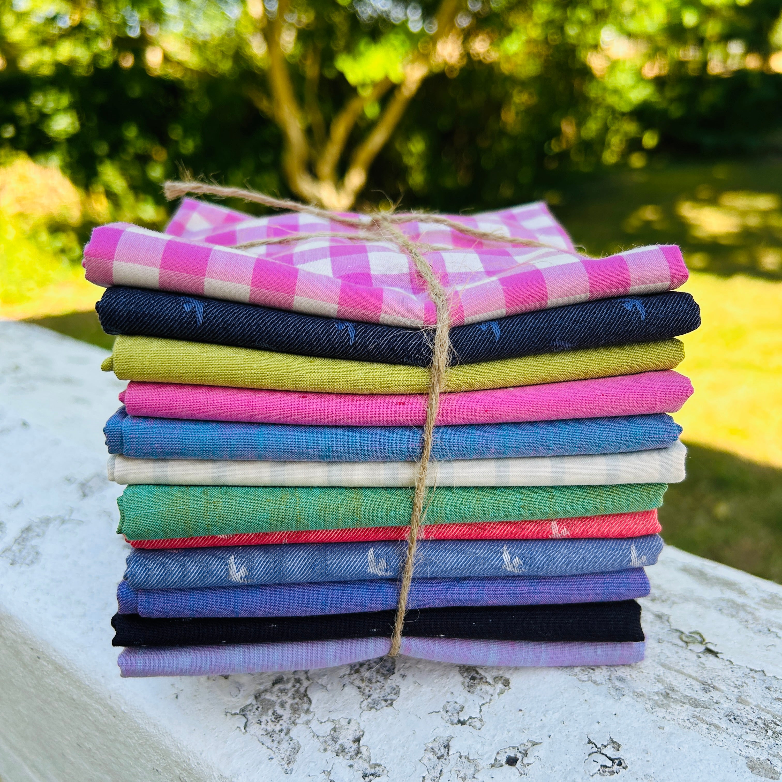 Fat quarter bundt (12 stk) Picnic Wovens af Suzy Quilts