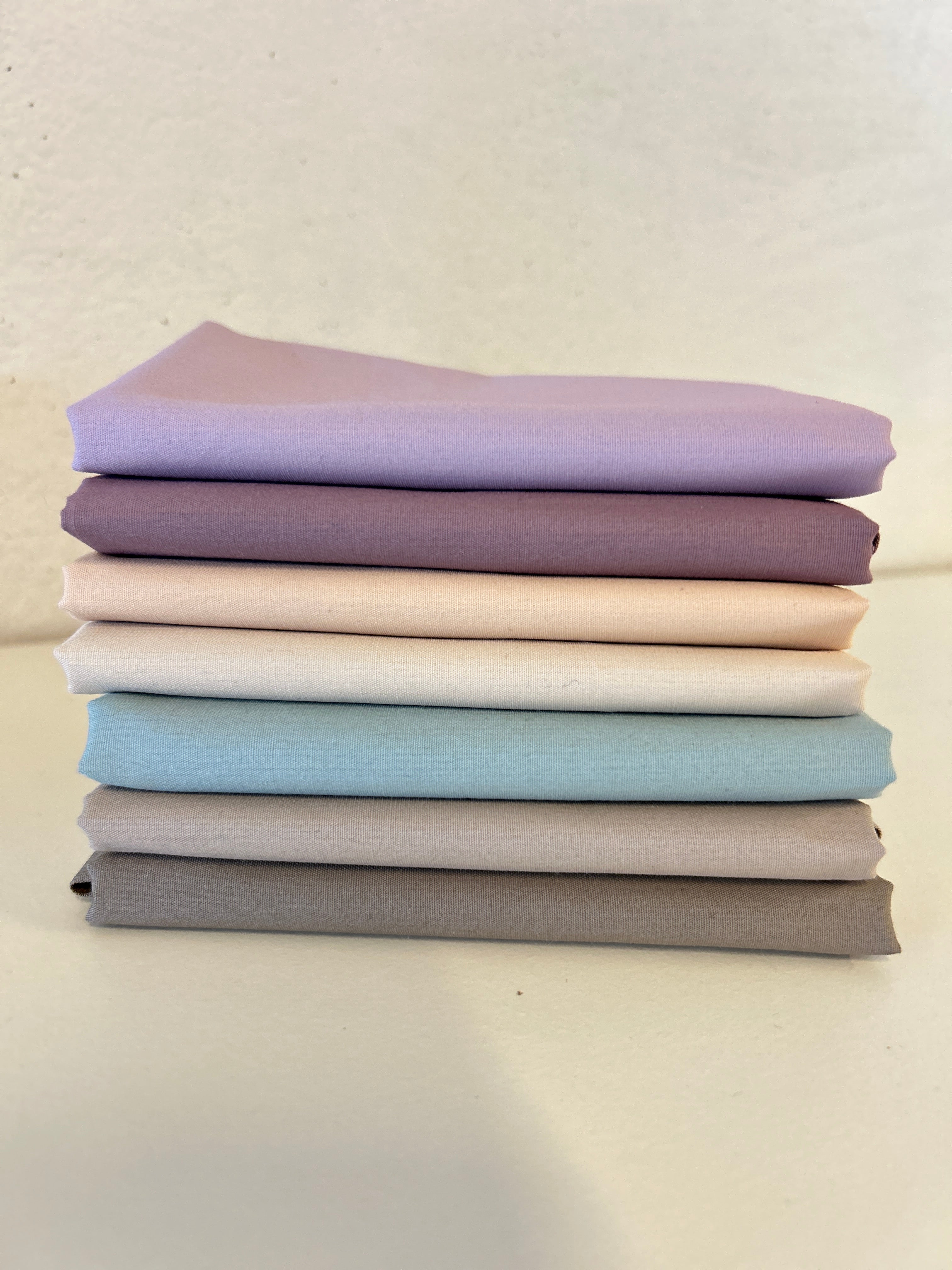 Dæmpede toner i Pure Solids  fat quarter bundt