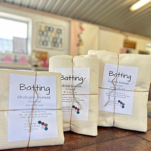 Batting Mellem LUKSUS Bomuld er en højkvalitetsbatting, som er perfekt til quilting, tæpper og lign. Battingen er lavet af 100% ubleget bomuld.