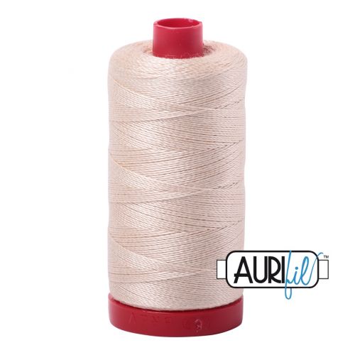 Aurifil er en populær kvalitetstråd, der ligger flot, hvad enten du syr i hånden eller på maskine. Ca. 325m pr. rulle.