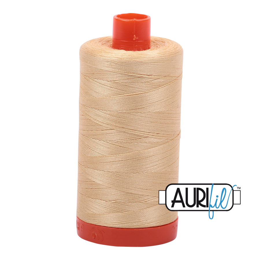 Aurifil er en meget alsidig og  populær tråd. Og ikke uden grund. En tynd og stærk bomuldstråd, der ligger flot hvad enten du syr i hånden eller på maskine.  Ca. 1300 m pr. rulle.
