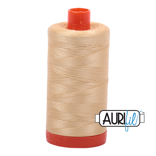 Aurifil er en meget alsidig og  populær tråd. Og ikke uden grund. En tynd og stærk bomuldstråd, der ligger flot hvad enten du syr i hånden eller på maskine.  Ca. 1300 m pr. rulle.