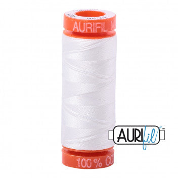 Aurifil er en meget alsidig og  populær tråd. Og ikke uden grund. En tynd og stærk bomuldstråd, der ligger flot hvad enten du syr i hånden eller på maskine.  Ca. 200 m pr. rulle.