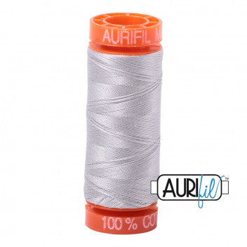 Aurifil er en populær kvalitetstråd, der ligger flot, hvad enten du syr i hånden eller på maskine. Ca. 325m pr. rulle.