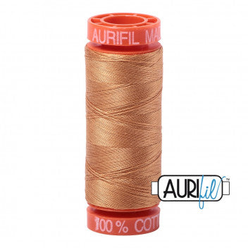 Aurifil er en meget alsidig og  populær tråd. Og ikke uden grund. En tynd og stærk bomuldstråd, der ligger flot hvad enten du syr i hånden eller på maskine.  Ca. 200 m pr. rulle.